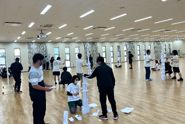 ペーパータワーを作成している様子