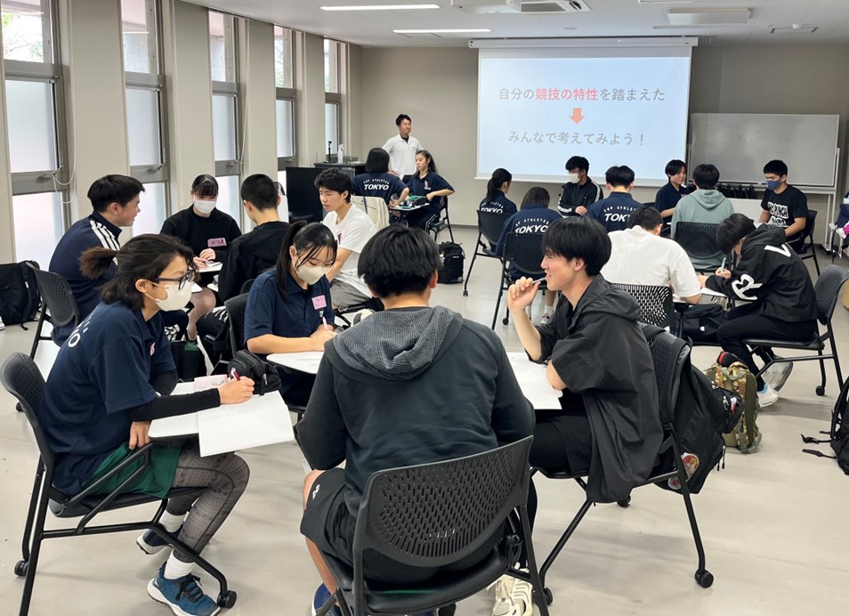自分の競技の特性について話し合う様子