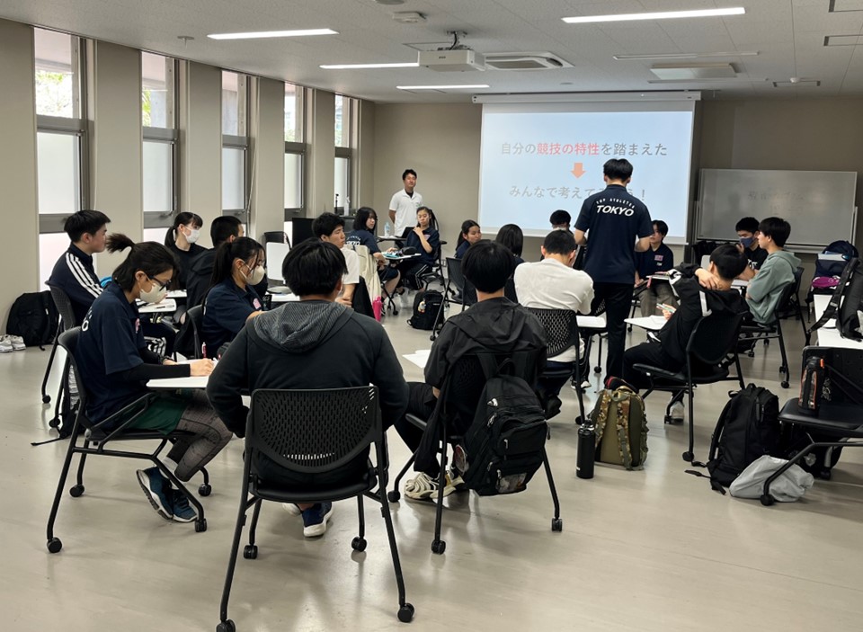 自分の競技の特性について発表する様子