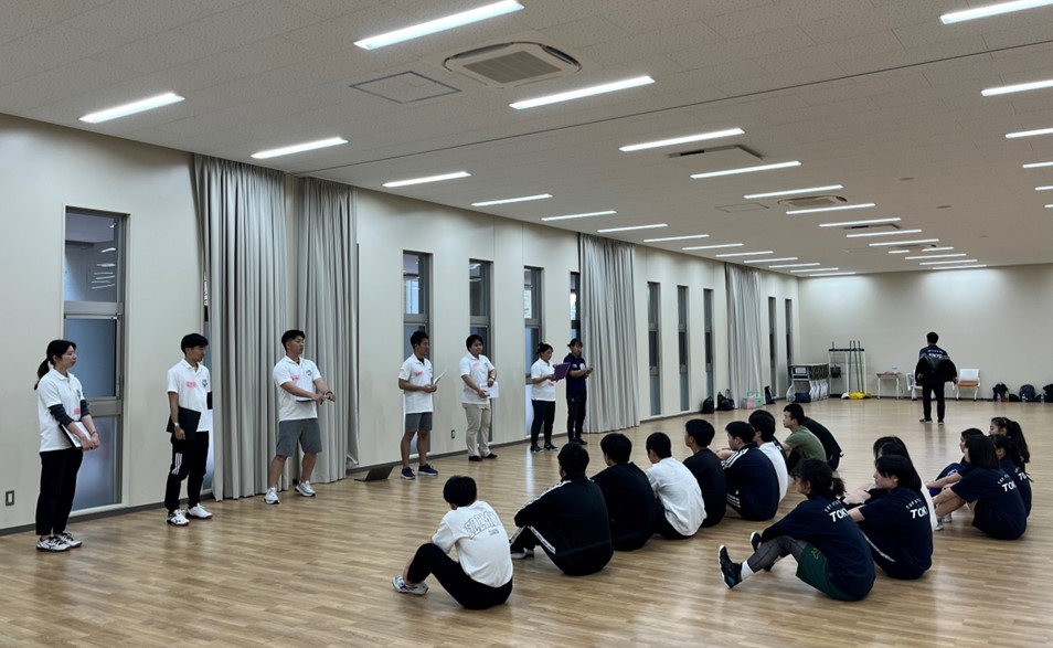 アスレティックトレーナーの話を聞く様子