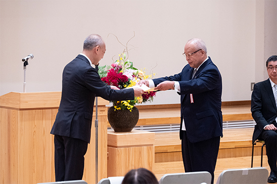 表彰状の贈呈