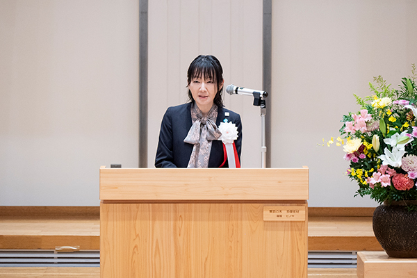 式辞を述べる古屋 留美 生活文化スポーツ局長