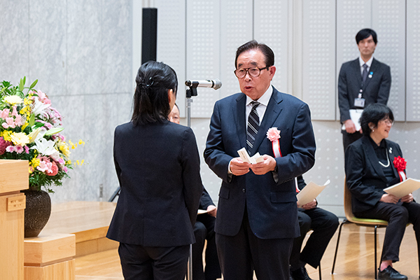 受賞者代表として謝辞を述べる台東区バレーボール連盟常任理事 依田越夫 氏